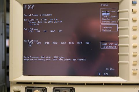 Display eines Oszilloskops mit Systeminformationen
