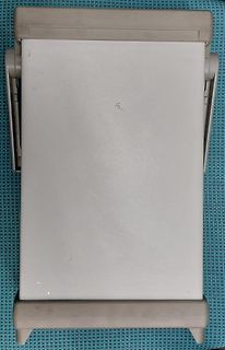 Rückseite eines grauen Kunststoffgehäuses