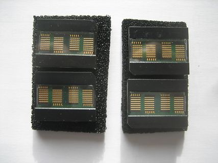 Zwei elektronische Bauteile auf schwarzem Schaumstoff