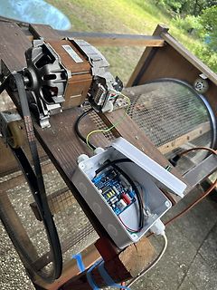 Elektromotor mit Steuerplatine in Gehäuse auf Holzkonstruktion