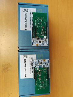 Zwei Semtech SX1280 End-Device Kits in blauen Kartons