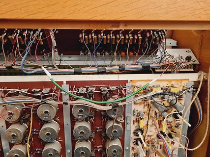 Innenansicht eines elektronischen Geräts mit Leiterplatten und Verkabelung