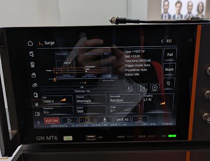 Display eines GN MT6 Prüfgeräts mit Blockschaltbild