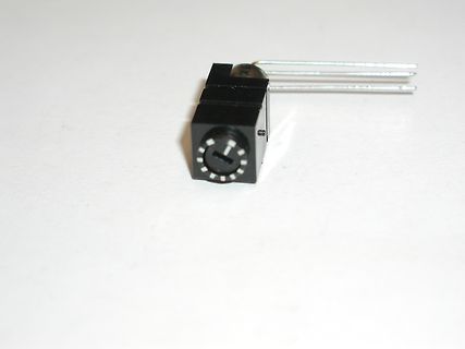 Schwarzes elektronisches Bauteil mit Pins