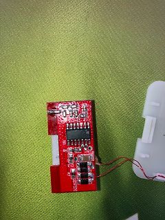 Rote Leiterplatte mit elektronischen Bauteilen