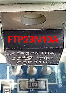 Nahaufnahme eines FTP23N10A Leistungstransistors auf Leiterplatte