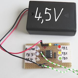Aufbau einer Lochrasterplatine mit LEDs und Mikrocontroller
