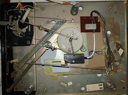Innenansicht eines mechanischen Geräts mit Metallgestänge