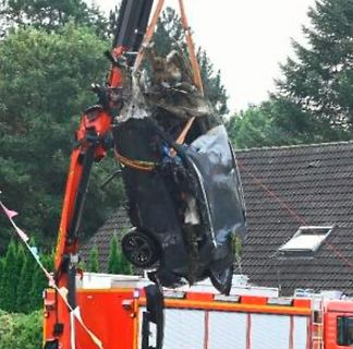 Wrack eines Autos wird von einem Kran gehoben