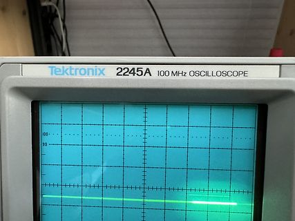Tektronix 2245A Oszilloskop mit Signal auf Display