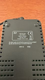 Rückseite eines ELV Batterieladegeräts