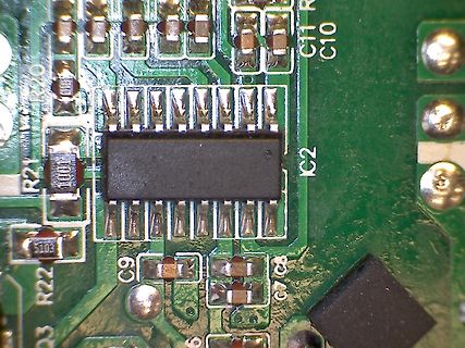 Nahaufnahme einer Leiterplatte mit IC und SMD-Bauteilen