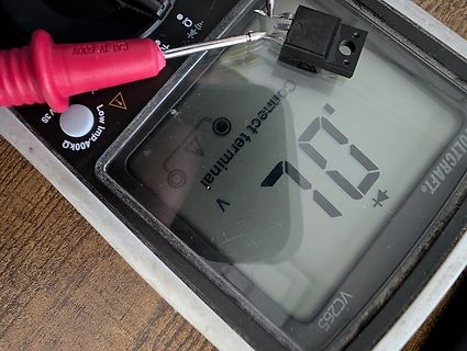 Multimeter Messung eines Bauteils