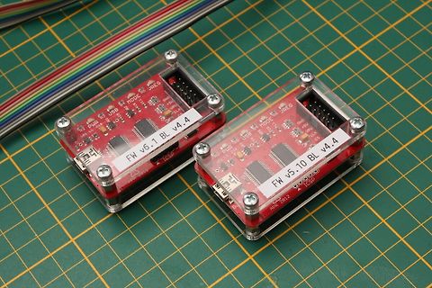 Zwei rote Mikrocontroller-Platinen in Acrylgehäusen