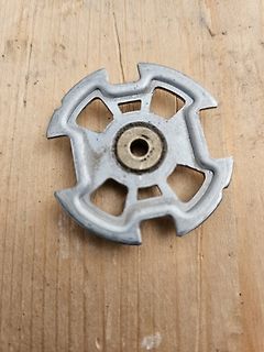Metallenes Bauteil auf Holzuntergrund