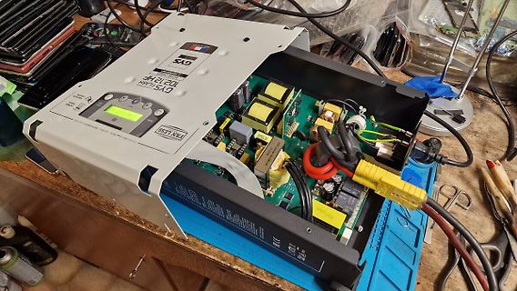 Offenes GYS Flash 102 12 HF Netzgerät