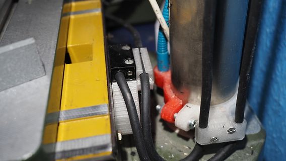 Nahaufnahme von Kabeln und mechanischen Bauteilen