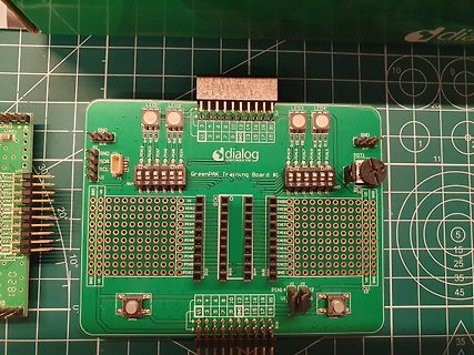 GreenPAK Training Board mit Durchkontaktierungen und Anschlüssen