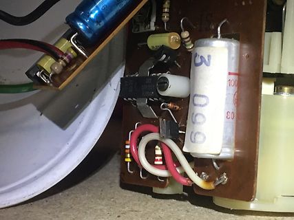 Nahaufnahme einer Leiterplatte mit elektronischen Bauteilen