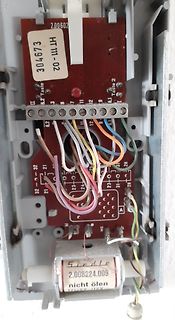 Offene Elektronik mit Leiterplatte und Transformator