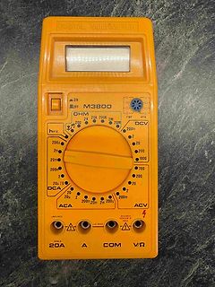 Gelbes Digitalmultimeter M3800