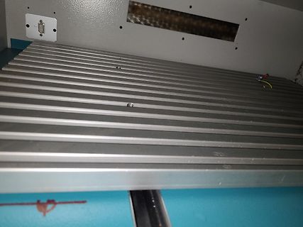 Nahaufnahme einer geriffelten Metalloberfläche und eines Anschlusses