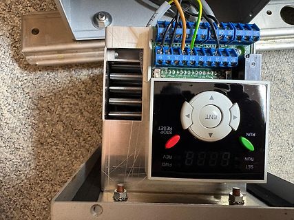 Frequenzumrichter mit Anschlussklemmen und Bedienpanel