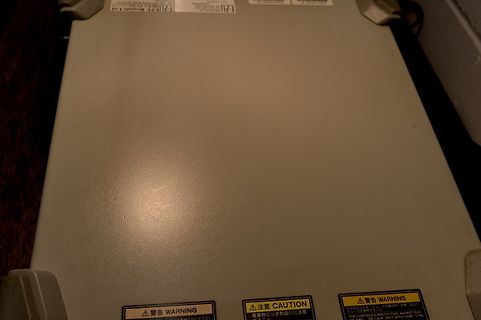 Gehäuseoberseite eines elektronischen Geräts mit Warnhinweisen
