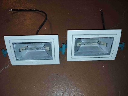 Zwei Philips LED-Leuchtmittel in weißen Gehäusen