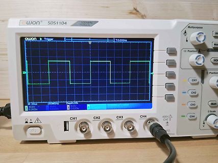 Owon SDS1104 digitales Oszilloskop mit Rechtecksignal