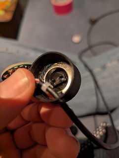 Nahaufnahme eines Bauteils mit Kabeln