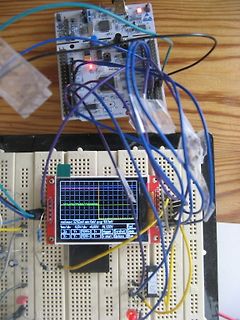 Elektronikaufbau mit Breadboard, Mikrocontroller und LCD-Display