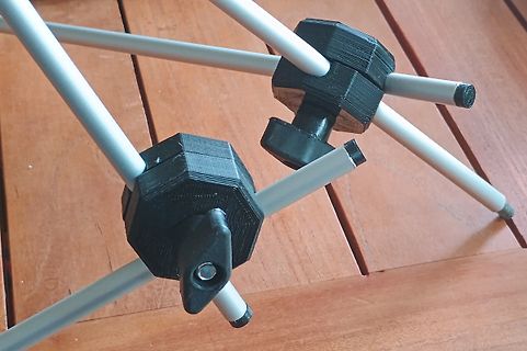 Mechanische Halterung aus Metallstäben und Kunststoffelementen