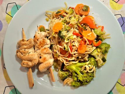 Nudelsalat mit Hähnchenspießen und Gemüse