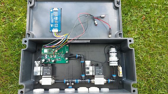 Elektronikaufbau in einem grauen Kunststoffgehäuse