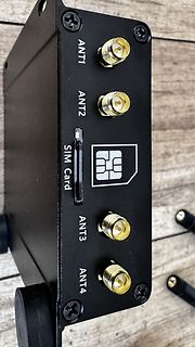 Gehäuse eines Funkmoduls mit Antennenanschlüssen und SIM-Kartenslot