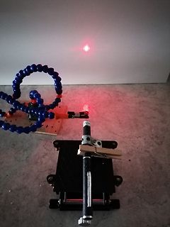Optischer Versuchsaufbau mit Laser und Halterung