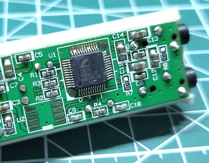 Nahaufnahme einer bestückten Leiterplatte mit Mikrocontroller