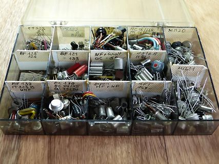 Sortimentsdose mit verschiedenen Transistoren und elektronischen Bauteilen