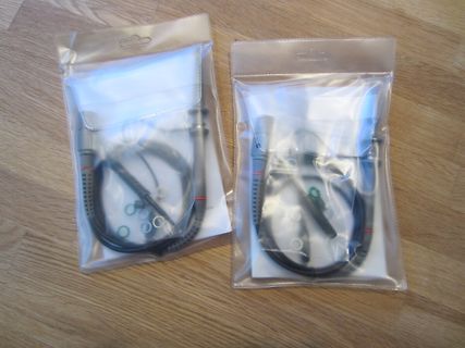 Zwei Kabel in Plastikverpackungen