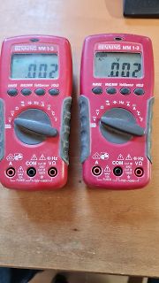 Zwei rote Benning Multimeter