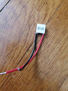 Zweiadriges Kabel mit weißem Stecker