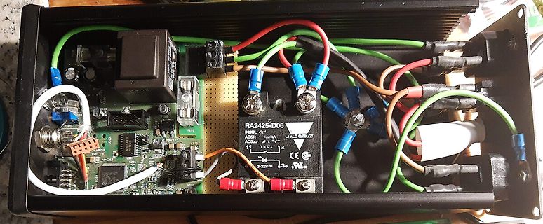 Aufbau eines Netzteils mit Leiterplatte und Verdrahtung
