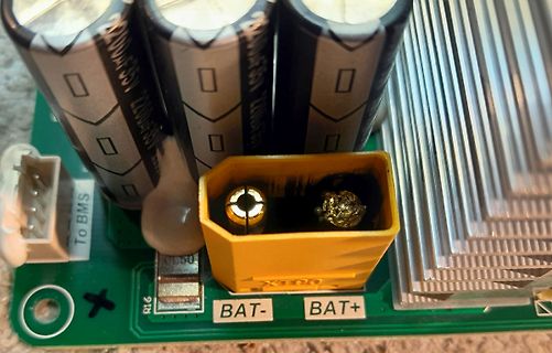Leiterplatte mit Elektrolytkondensatoren und Batterieanschluss