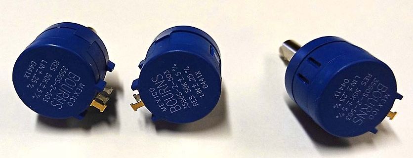 Drei blaue Bourns Potentiometer