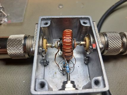 Geöffnetes Metallgehäuse mit Spule und Koaxialanschlüssen