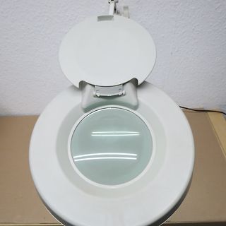 Weiße Toilette mit offenem Deckel