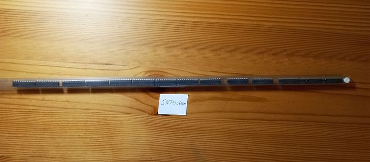 Streifen von integrierten Schaltkreisen auf Holzuntergrund