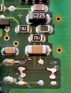 Nahaufnahme einer bestückten Leiterplatte mit SMD-Bauteilen