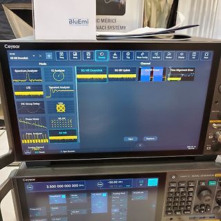 Foto eines Ceyear Signal Generators mit Display